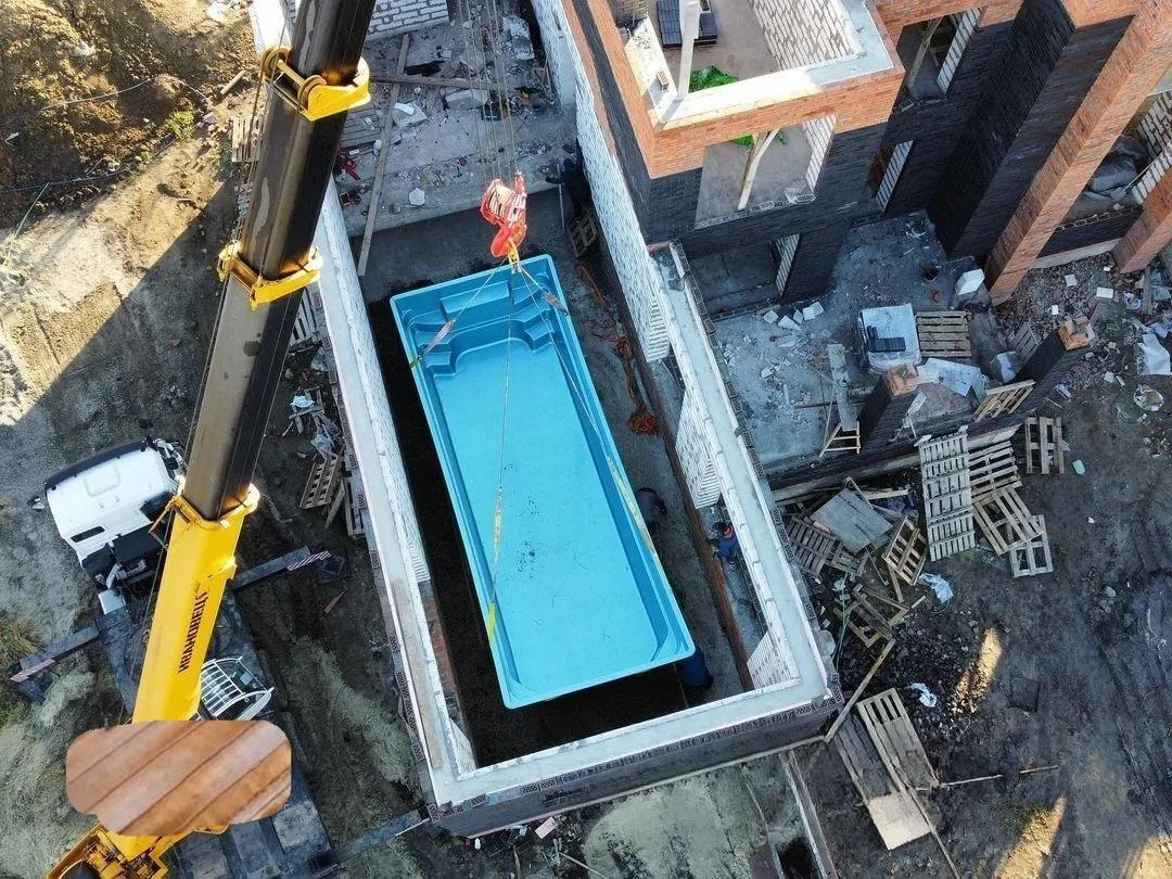 Laguna 9 — зона отдыха у бассейна в Сургуте