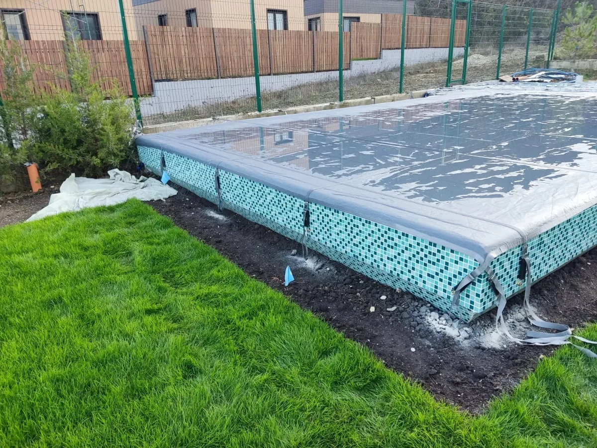 Батутное покрывало на бассейне в Сургуте